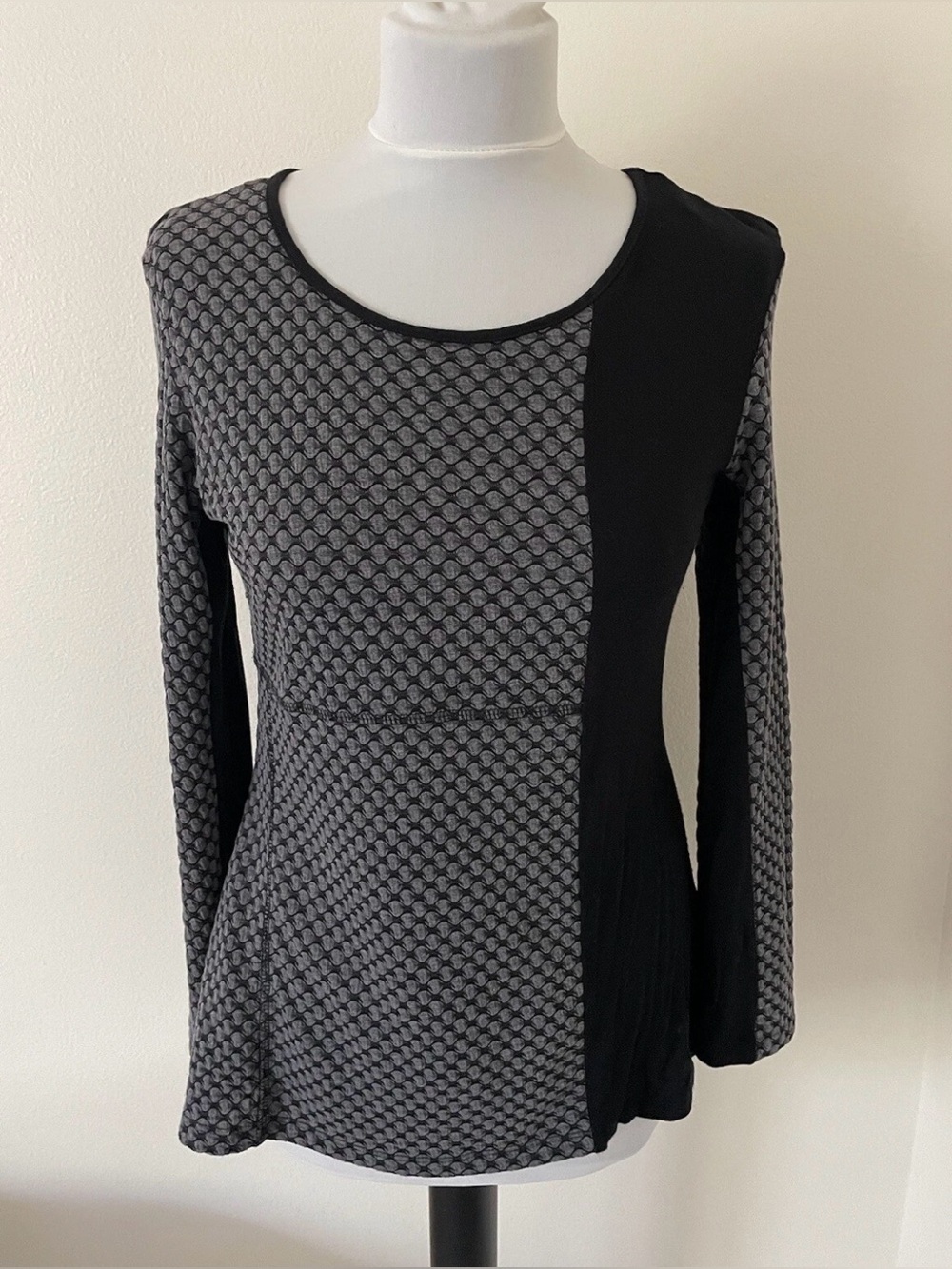 Women Top Shirt M Black Gray Long Sleeves Geometric Stretchy Colorblock Casual